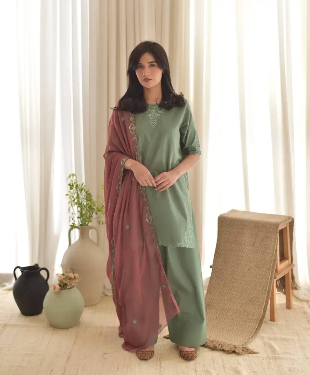 3 Pcs Women's Stitched Cotton Lawn Embroidered Suit